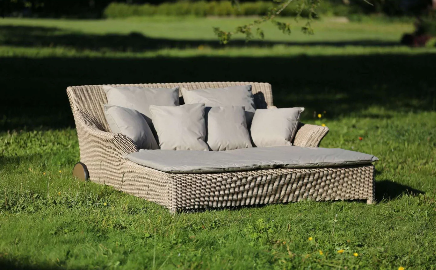 VALENTINE GARDEN LIVING 2 PERSON RATTAN SUNBED BY 4 SEASONS OUTDOORS